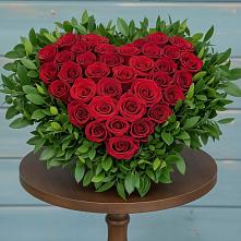 Цветочная композиция из Розы в виде сердца в Уни