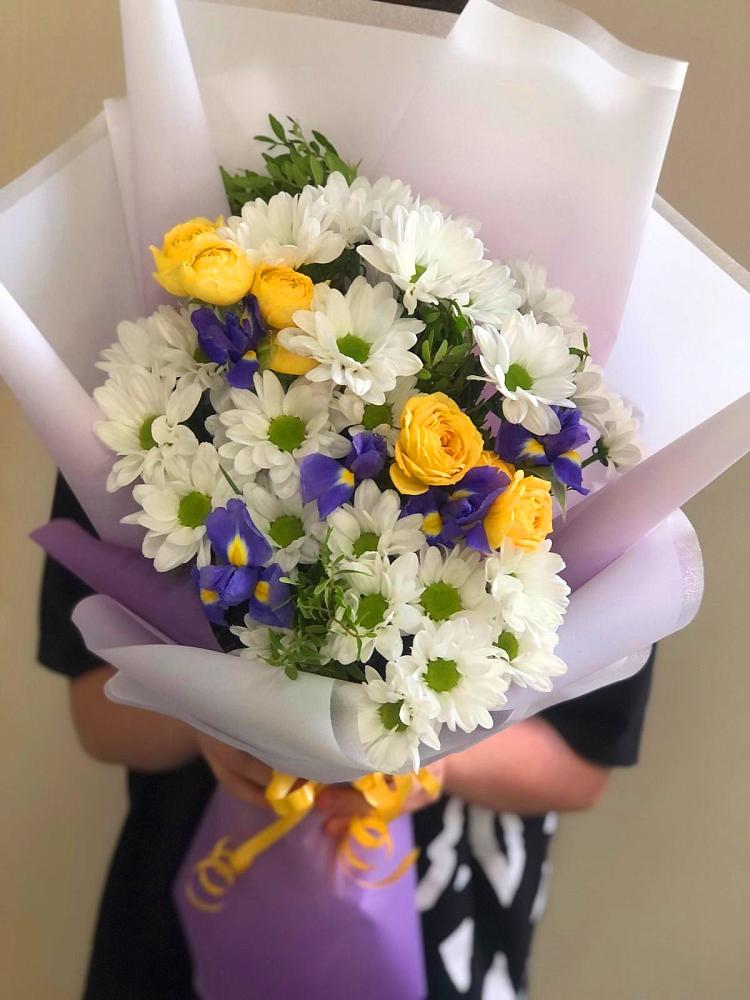 Букет цветов из: Ирисы, Хризантемы и Розы в Уни