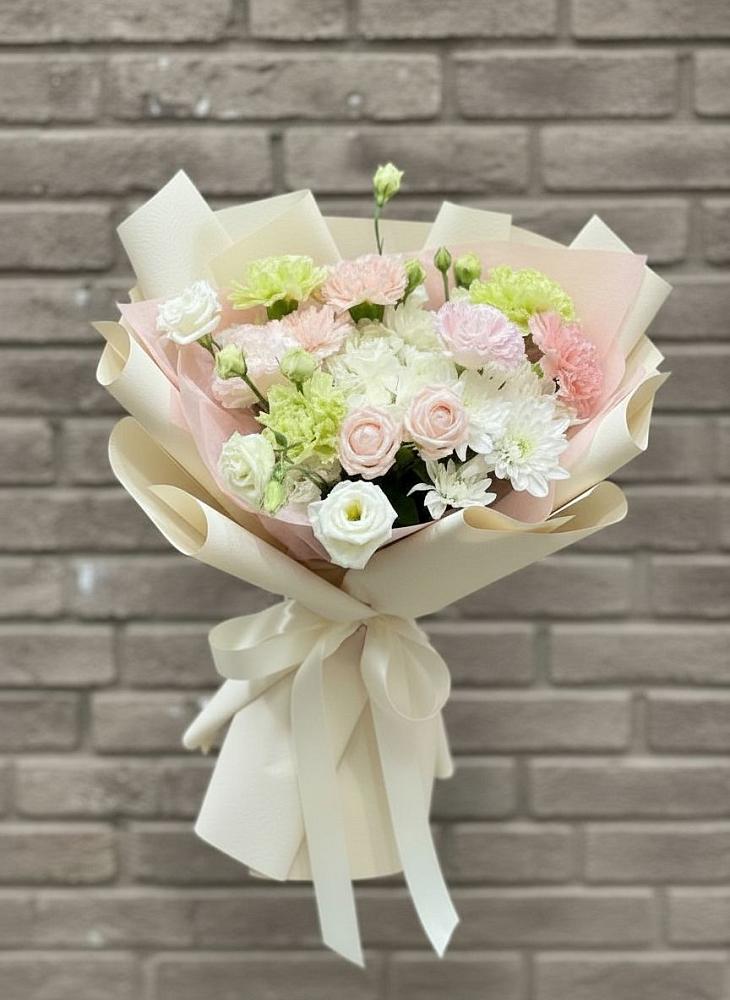 Букет цветов из: Гвоздики, Розы, Лизиантусы и Хризантемы в Уни