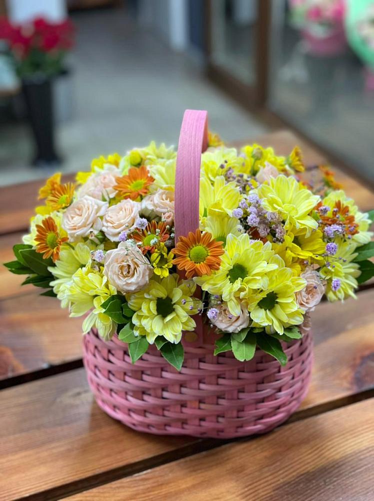 Цветочная композиция из Хризантемы и Розы в корзине в Уни