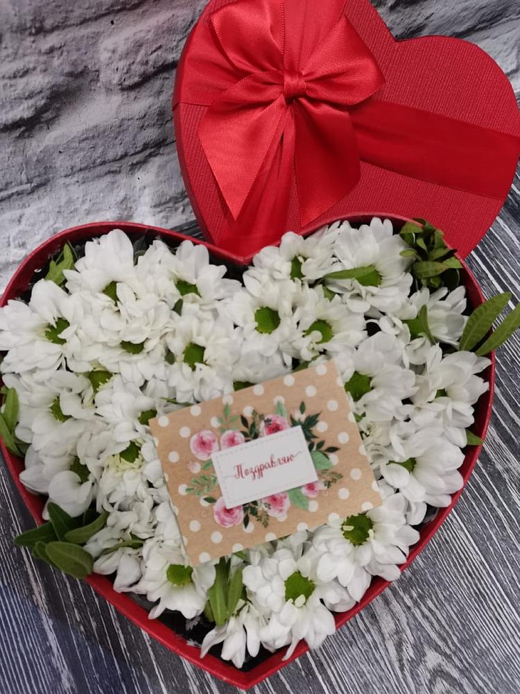 Цветочная композиция из Хризантемы в виде сердца в Уни