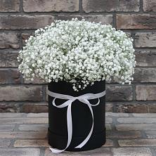 Цветочная композиция из Гипсофила в шляпной коробке в Уни