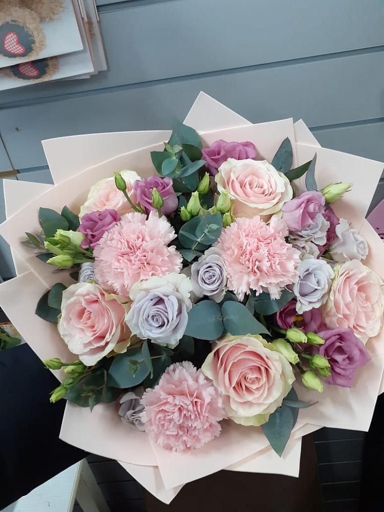 Букет цветов из: Розы, Гвоздики и Лизиантусы в Уни